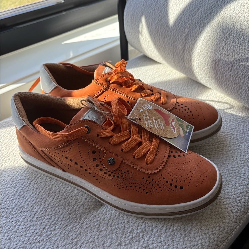 NWT Orange Leather Women’s Sneakers size 9